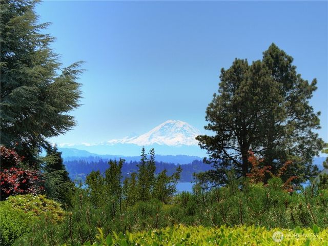 5715 63rd Avenue NE, Seattle, WA 98105