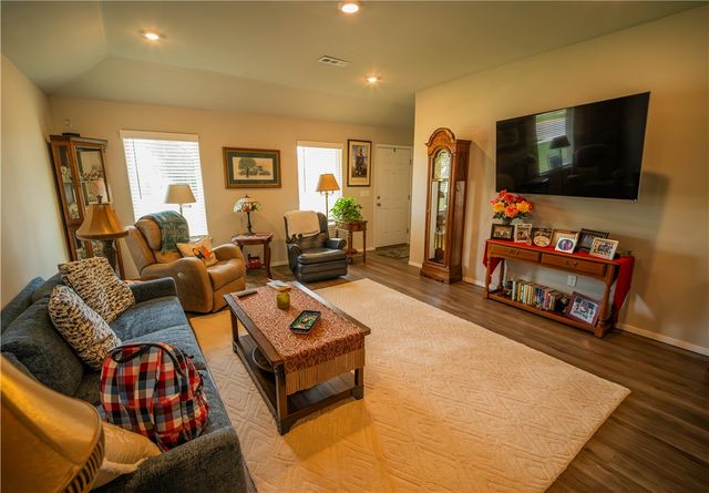109 W Gillian Avenue, Rogers, AR 72758
