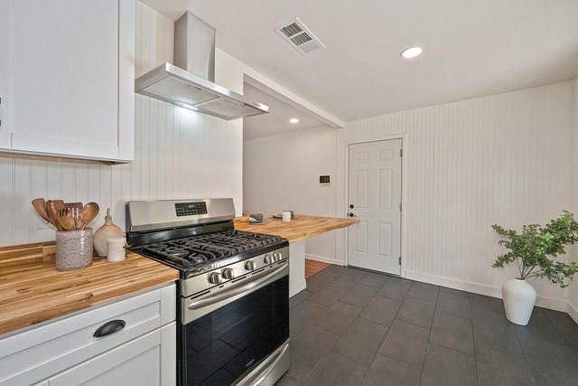 605 Westacre Rd, West Sacramento, CA 95691