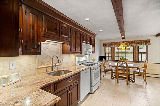 2 Garfield Ln W, Andover, MA 01810