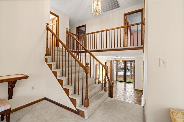 2 Garfield Ln W, Andover, MA 01810