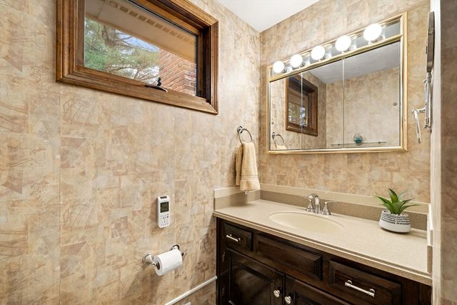 2 Garfield Ln W, Andover, MA 01810