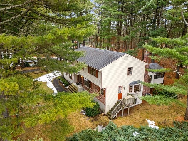 2 Garfield Ln W, Andover, MA 01810