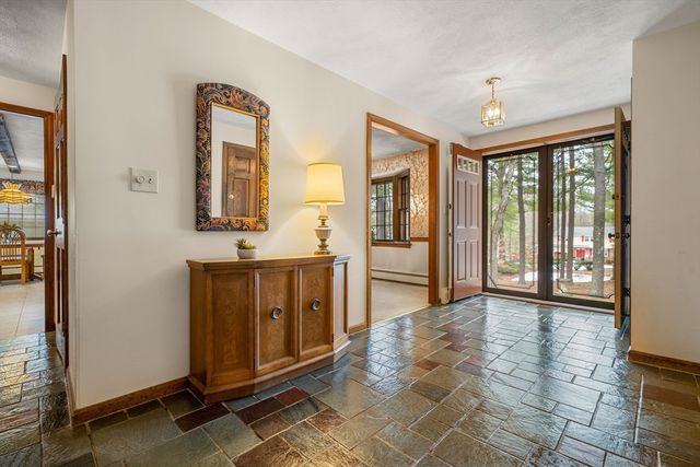 2 Garfield Ln W, Andover, MA 01810