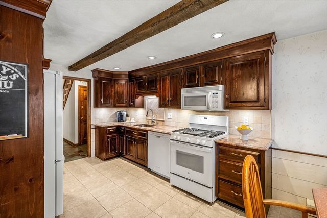 2 Garfield Ln W, Andover, MA 01810