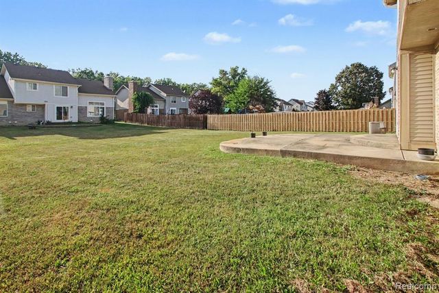 19144 Red Oak Lane, Brownstown, MI 48193