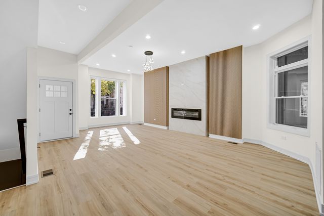 2916 W Adams Street, Chicago, IL 60612