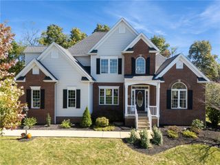 422 Southfield Dr, Hempfield Twp, PA 15601