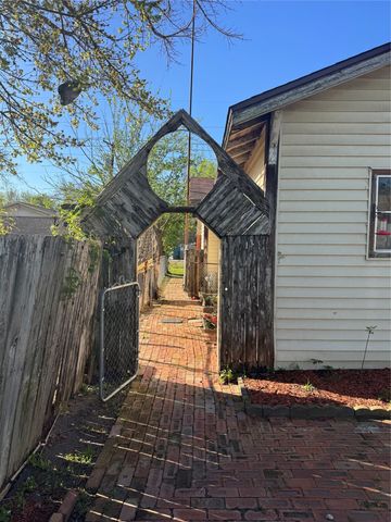 809 E Palestine Street, Mexia, TX 76667