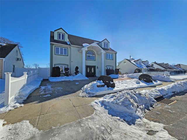 645 W Wyngate Drive W, Valley Stream, NY 11580