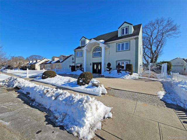 645 W Wyngate Drive W, Valley Stream, NY 11580
