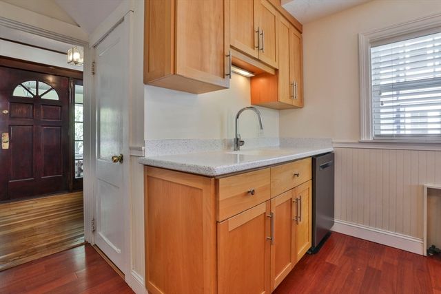 15 Crown St, Milton, MA 02186