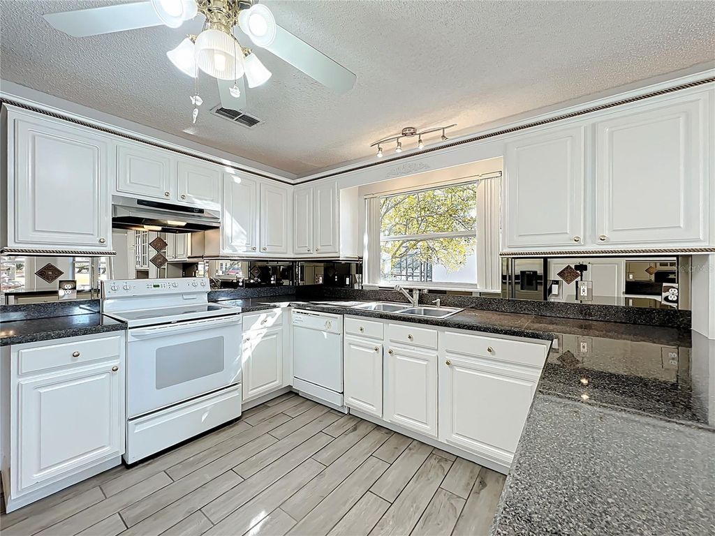 Image 30 of property listing at 1613 CARRERA DRIVE, The Villages, FL 32159