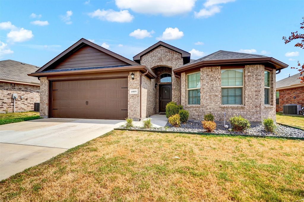 9001 Mossy Creek Lane, Fort Worth, TX 76123
