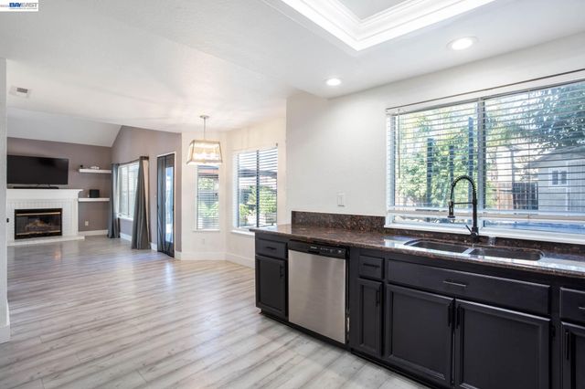 305 Helena Ct., Oakley, CA 94561