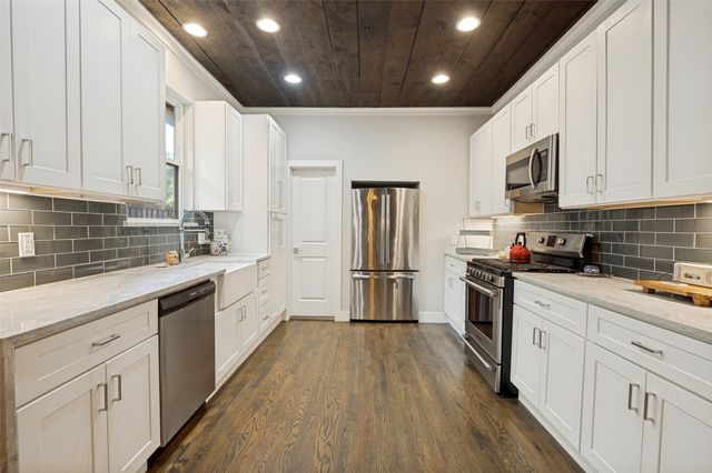 526 S Edgefield Avenue, Dallas, TX 75208