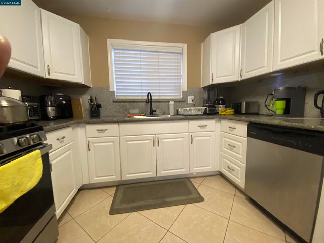 2956 Mckenzie Dr, Richmond, CA 94806