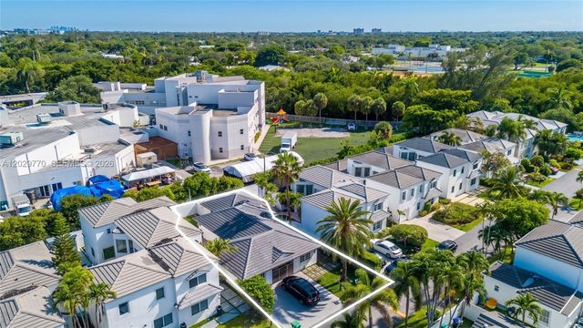 2558 NE 206th Ter, Aventura, FL 33180