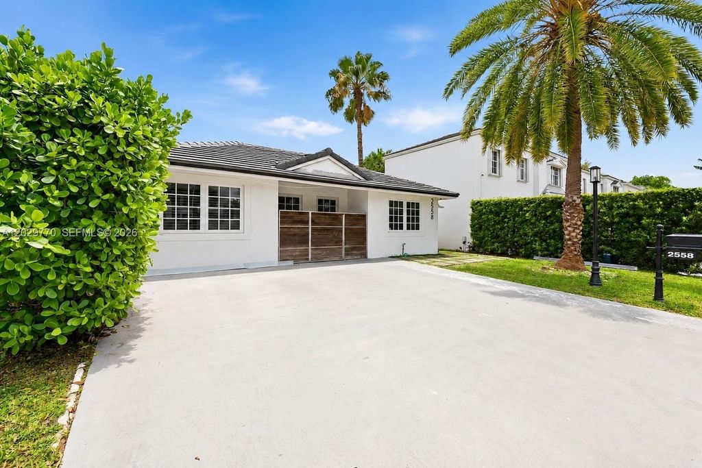 2558 NE 206th Ter, Aventura, FL 33180