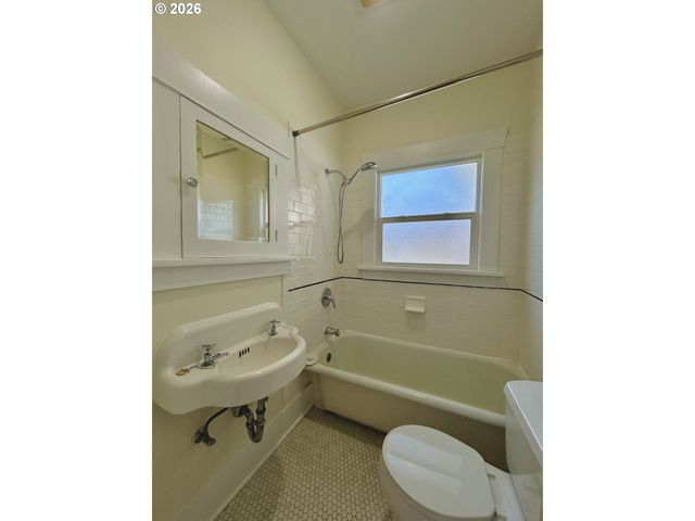 2202 Ne EVERETT St, Portland, OR 97232