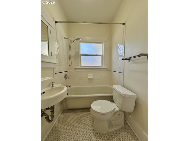 2202 Ne EVERETT St, Portland, OR 97232