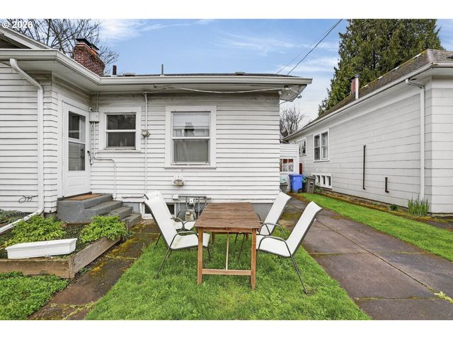 2202 Ne EVERETT St, Portland, OR 97232