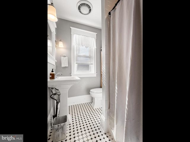 9 W CHELTON RD, Brookhaven, PA 19015