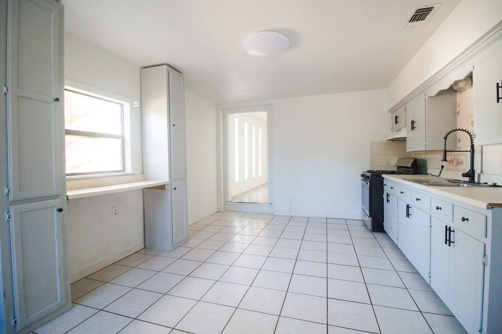 Image 8 of property listing at 1015 Jefferson Street, San Angelo, TX 76901