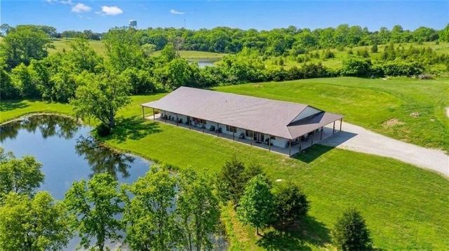 12820 NW Crooked Road, Parkville, MO 64152