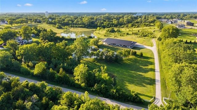 12820 NW Crooked Road, Parkville, MO 64152