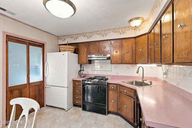 17 Kingsley Way, Freehold, NJ 07728