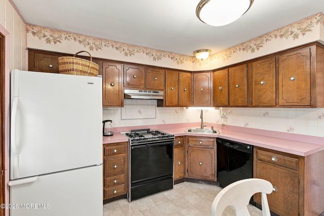 17 Kingsley Way, Freehold, NJ 07728