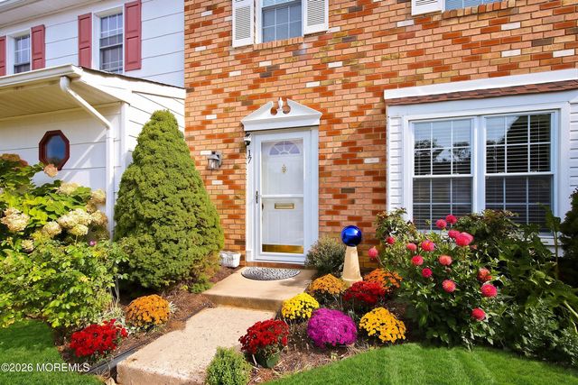 17 Kingsley Way, Freehold, NJ 07728