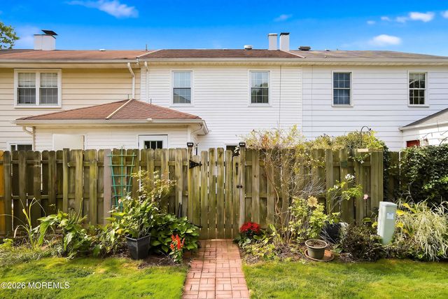 17 Kingsley Way, Freehold, NJ 07728