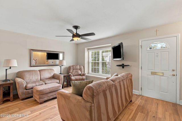 17 Kingsley Way, Freehold, NJ 07728