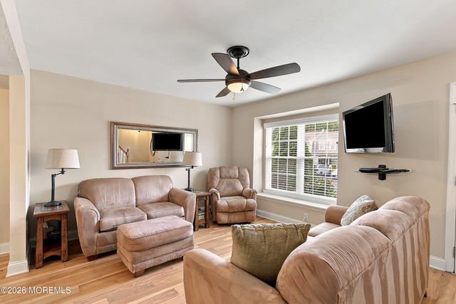 17 Kingsley Way, Freehold, NJ 07728