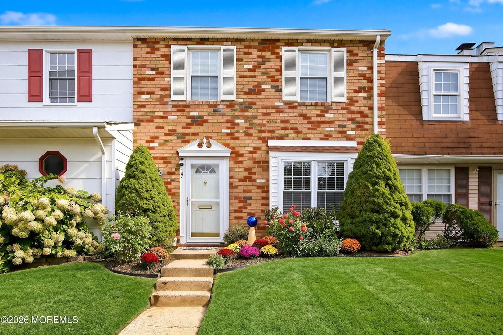 17 Kingsley Way, Freehold, NJ 07728