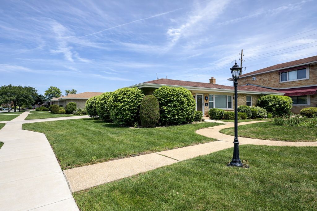 1547 Balmoral Avenue, Westchester, IL 60154