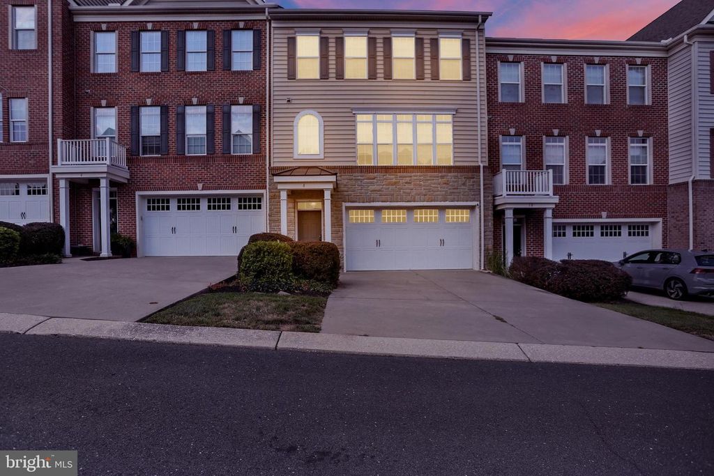 8 INDIANA CIR, Lemoyne, PA 17043