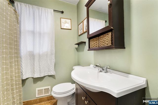 27 Shawnee Trail, Denville Township, NJ 07834