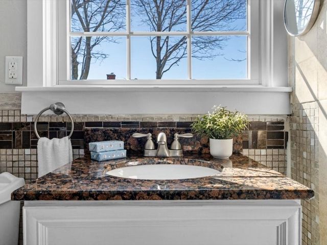 129A Wilson Rd, Nahant, MA 01908