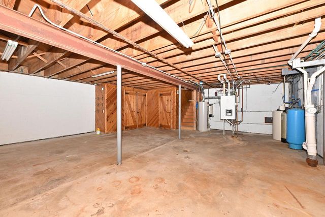 W154N8105 Elm LANE, Menomonee Falls, WI 53051