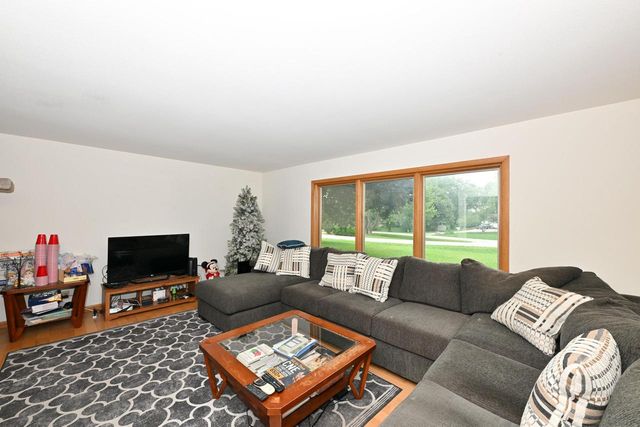 W154N8105 Elm LANE, Menomonee Falls, WI 53051