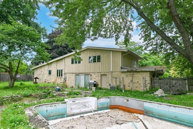 W154N8105 Elm LANE, Menomonee Falls, WI 53051