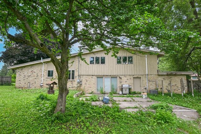 W154N8105 Elm LANE, Menomonee Falls, WI 53051