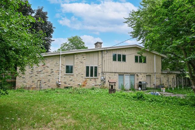 W154N8105 Elm LANE, Menomonee Falls, WI 53051