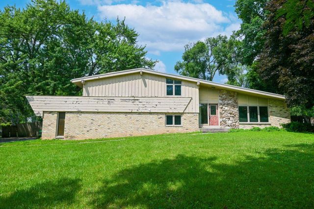 W154N8105 Elm LANE, Menomonee Falls, WI 53051