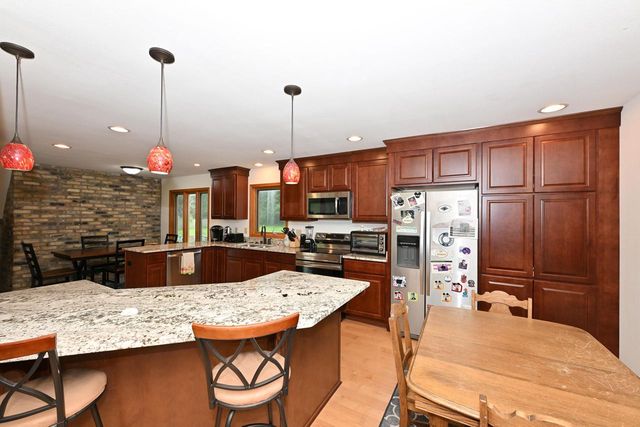 W154N8105 Elm LANE, Menomonee Falls, WI 53051