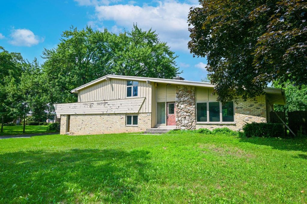 W154N8105 Elm LANE, Menomonee Falls, WI 53051