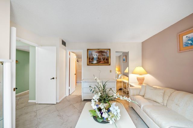 5306 Cedar Lake Drive 203, Boynton Beach, FL 33437